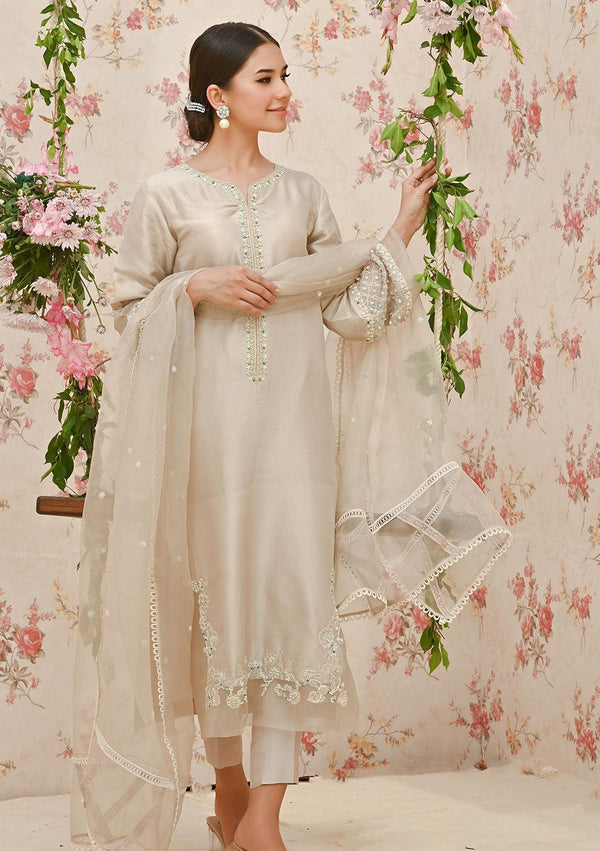 Hebah With Dupatta raniazarastudio