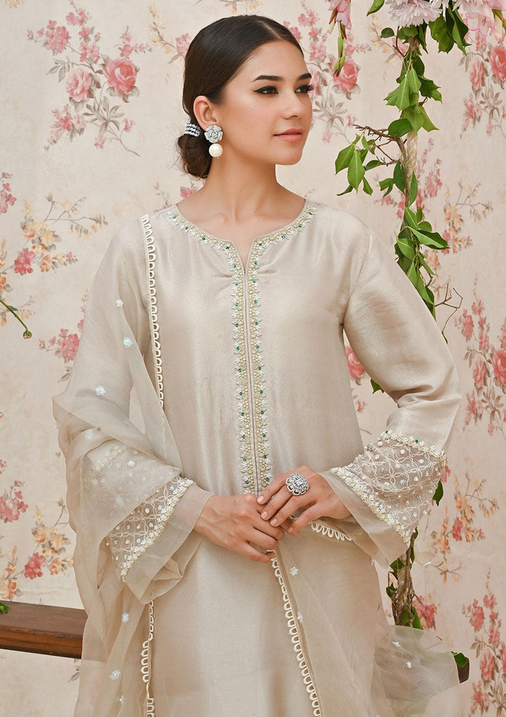 Hebah With Dupatta raniazarastudio